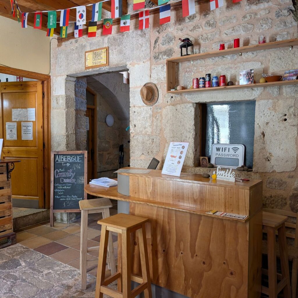 Entrada albergue Hontanas