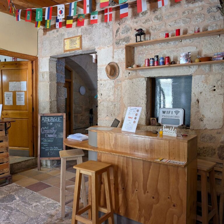Entrada albergue Hontanas