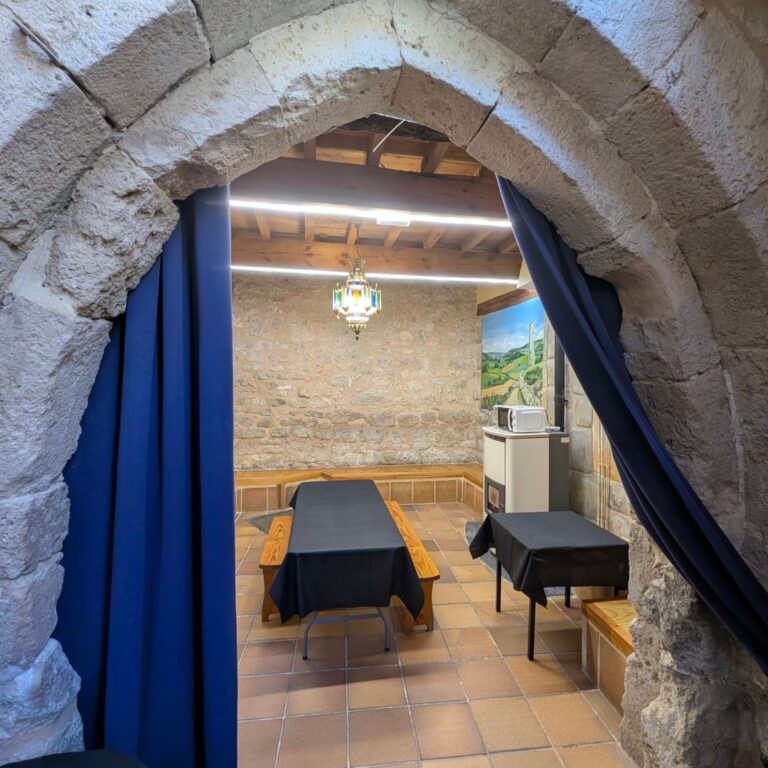 Entrada comedor albergue Hontanas