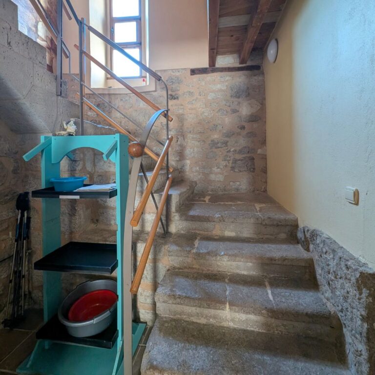Escaleras albergue Hontanas