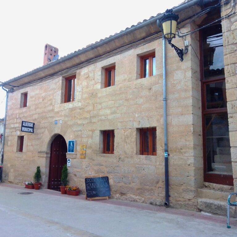 Exterior albergue Hontanas