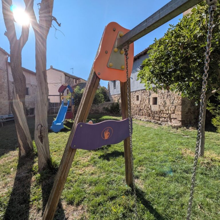 Zona verde con parque albergue Hontanas